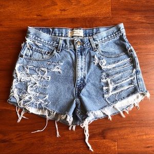 VTG Levi’s distressed high waisted shorts